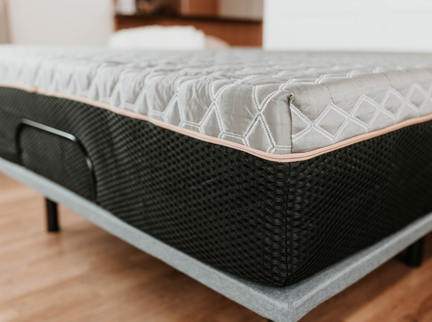 Copper Lux Hybrid mattress, close up corner - Dreams and Co